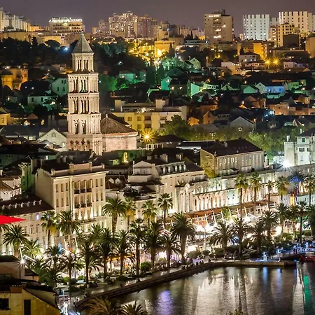 Luxury Riva With A Magnificient View アパート